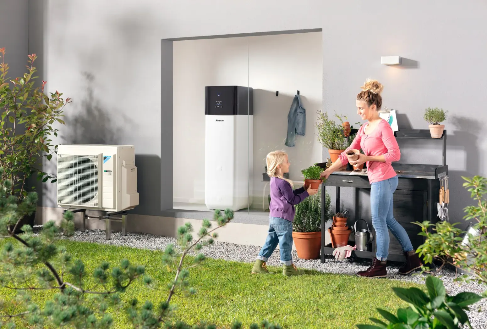 daikin altherma klimeo waermepumpe frau kind garten